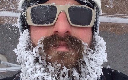Un escalador con la barba congelada después de una escalada.