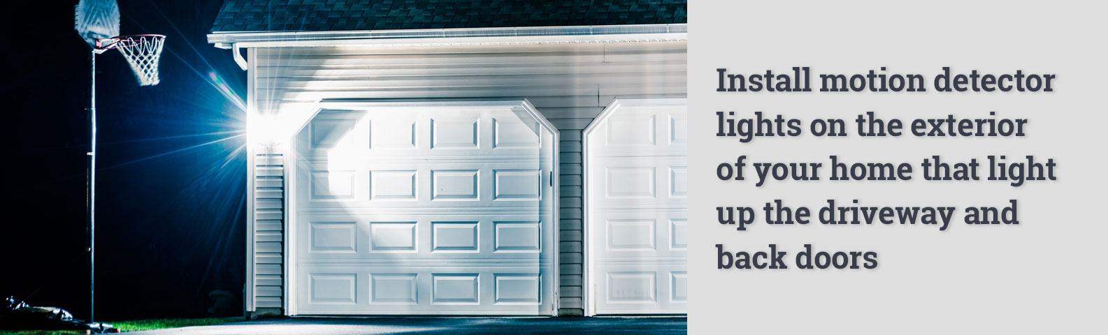 Instale luces detectoras de movimiento en el exterior de su casa que iluminen el camino de entrada y las puertas traseras