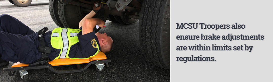 Inspección de frenos Los patrulleros de MCSU se aseguran de que los ajustes de los frenos estén dentro de los límites establecidos por las regulaciones.