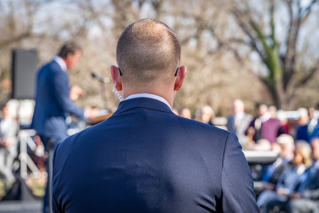Un miembro de la Unidad Ejecutiva de Protección monta guardia.