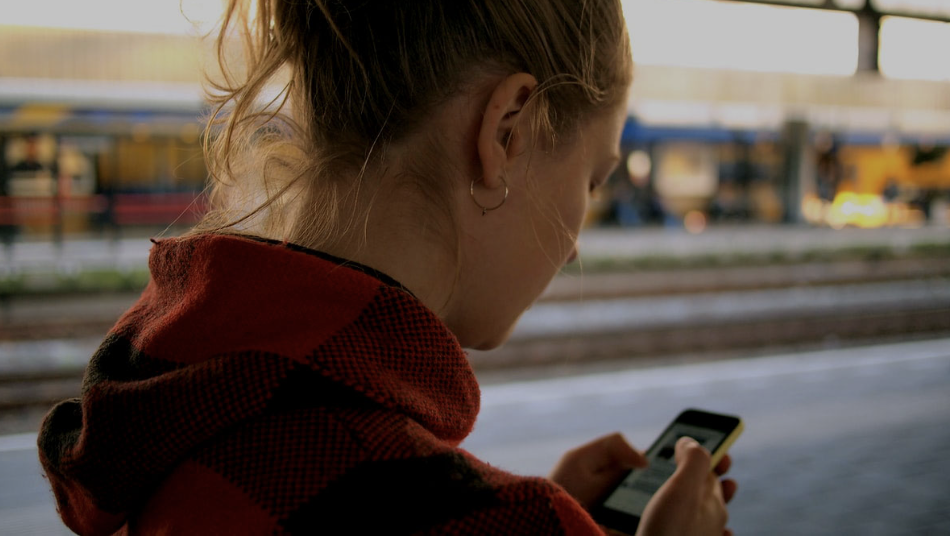 Mujer usando una aplicación de teléfono.