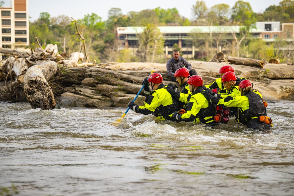 El Equipo de Rescate de Aguas Rápidas trabaja en formación grupal.