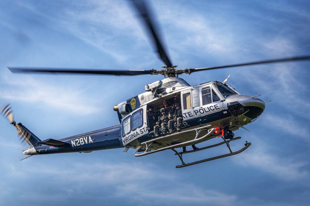 El equipo está listo para la técnica de suspensión de la cuerda del helicóptero