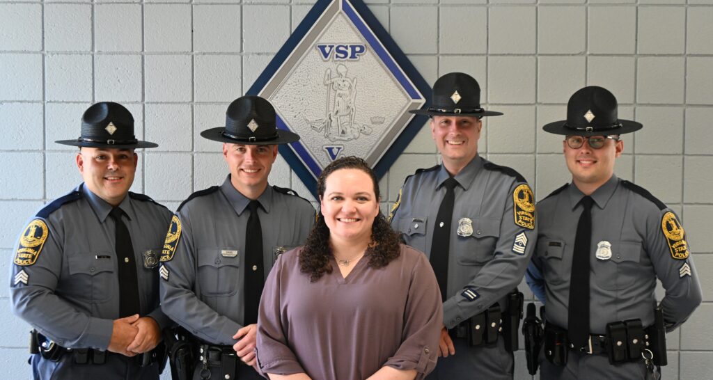 De izquierda a derecha: Sargento Keen, Sargento Davis, Christina Mann, Sargento Primero Okes y Sargento Raccanello