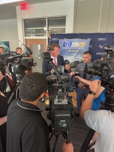 el gobernador Glenn Youngkin y el superintendente de la policía estatal de Virginia, coronel Matthew D. Hanley,